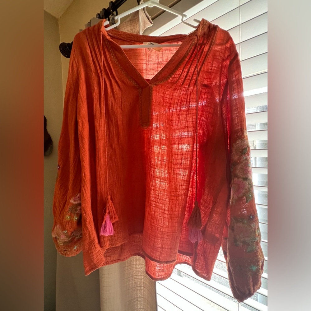 Entro brand Peasant tunic top, small hole on upper shoulder.